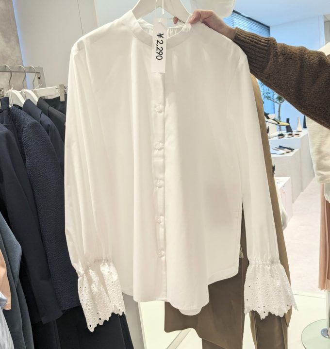 GUの「袖口レースブラウス」