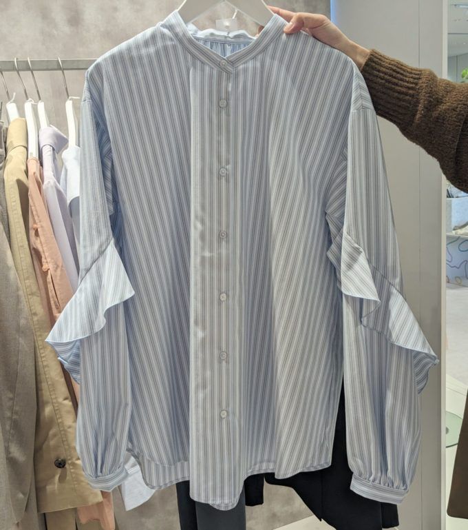 GUの「ストライプ柄フリルブラウス」