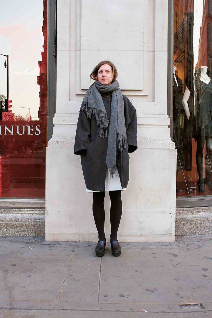 グレーのコートは難易度高め？白とデニムを合わせれば大丈夫！