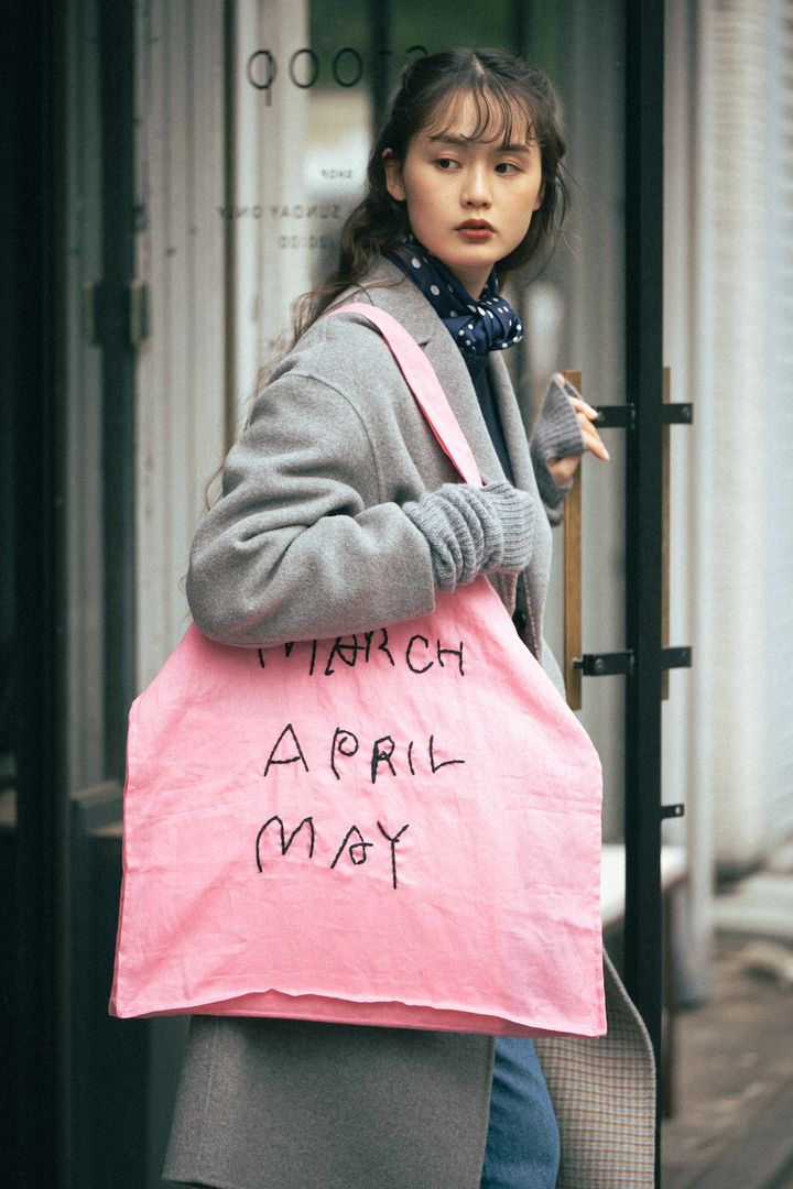 グレーのコートは難易度高め？白とデニムを合わせれば大丈夫！