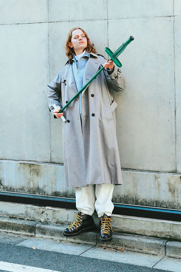 グレーのコートは難易度高め？白とデニムを合わせれば大丈夫！