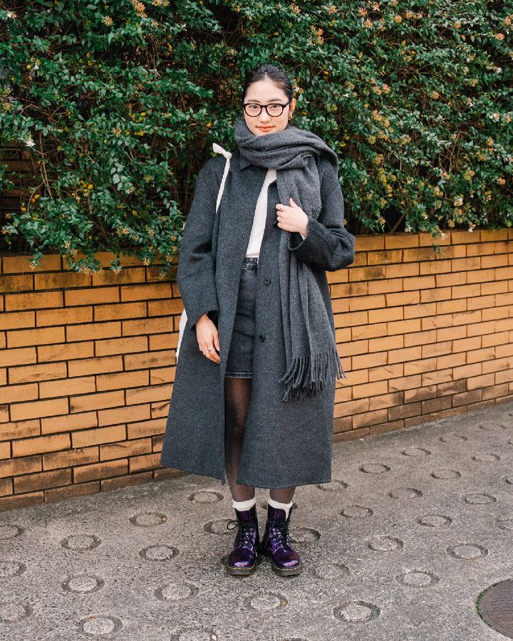 グレーのコートは難易度高め？白とデニムを合わせれば大丈夫！