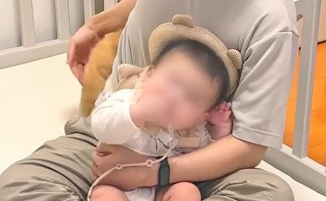 赤ちゃんのグズる声を聞いた兄ネコ。驚きの超速反応