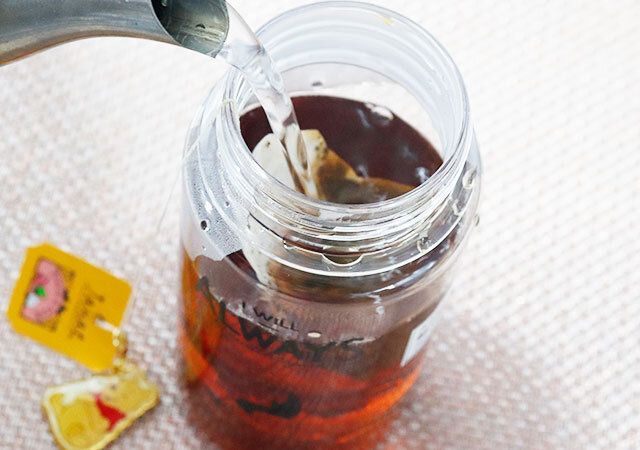 セリアのドリンクボトル350 ALWAYSでお茶を淹れた様子