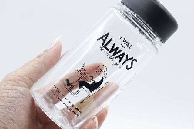 セリアのドリンクボトル350 ALWAYSを手に持った様子