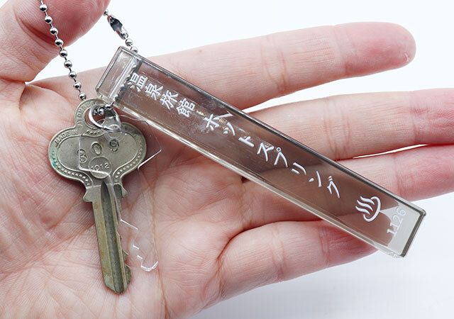 スリーコインズの温泉に行こう 旅館キーホルダーはフェイクのキーが雰囲気満点
