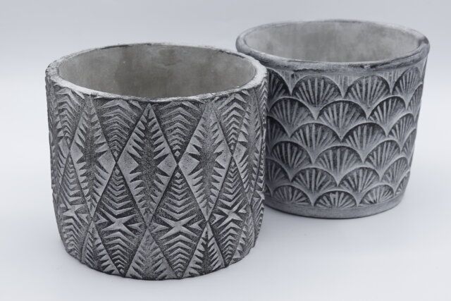 ダイソーのセメント植木鉢（5号、15cm、アメリカン風）はデザインが2種類ある