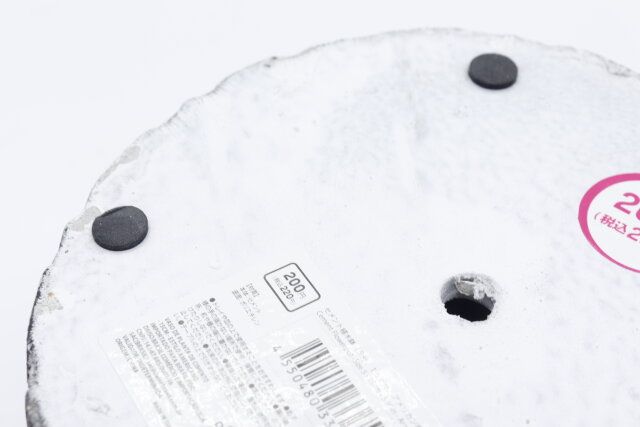 ダイソーのセメント植木鉢（5号、15cm、アメリカン風）の底にはすべり止め