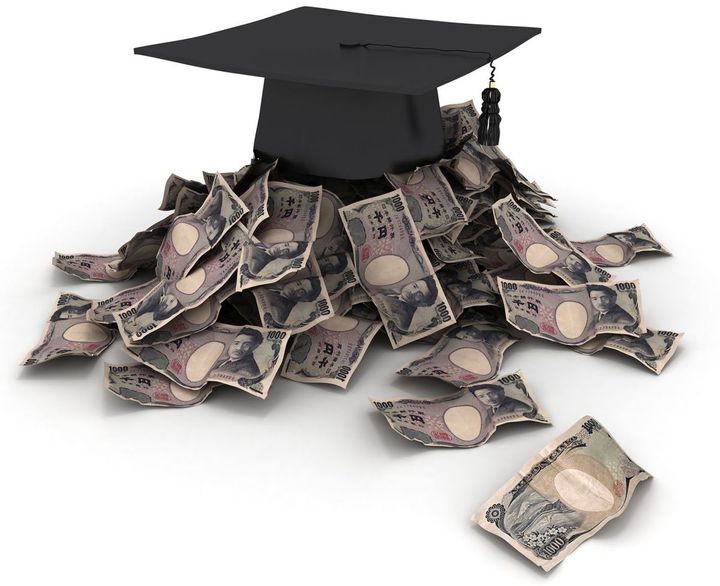 たくさんの千円札の上に載っている角帽