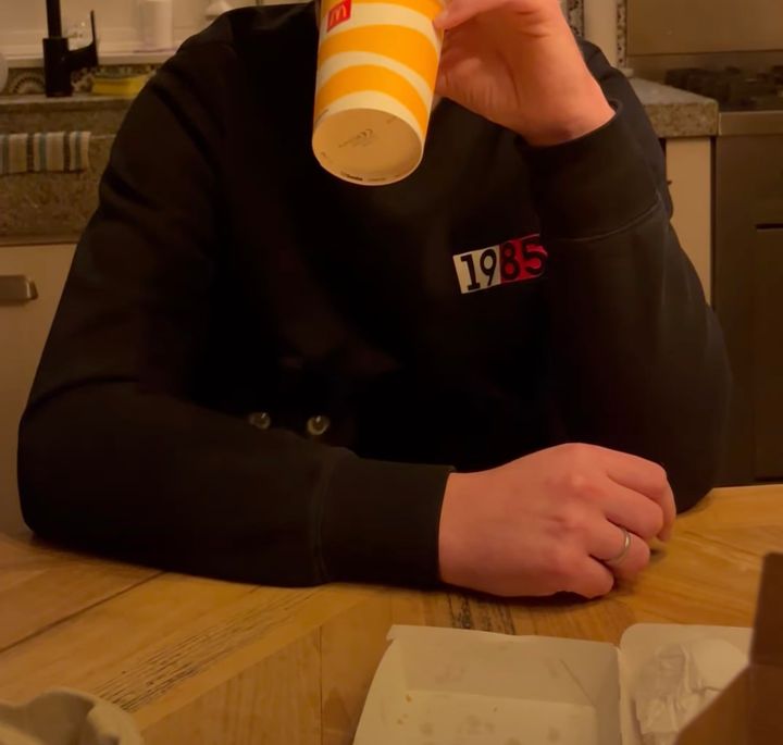 父ちゃんの黒トレーナに溶け込む黒猫、名前を呼んだら目だけ現る