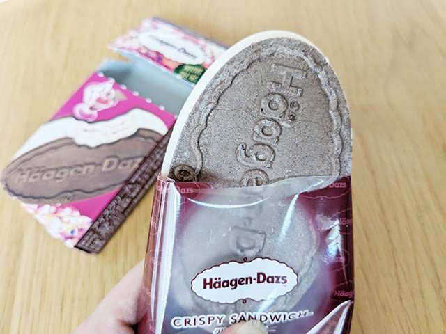 【ハーゲンダッツ クリスピーサンド】「木苺とバニラのパフェ」を手でっ盛っている様子