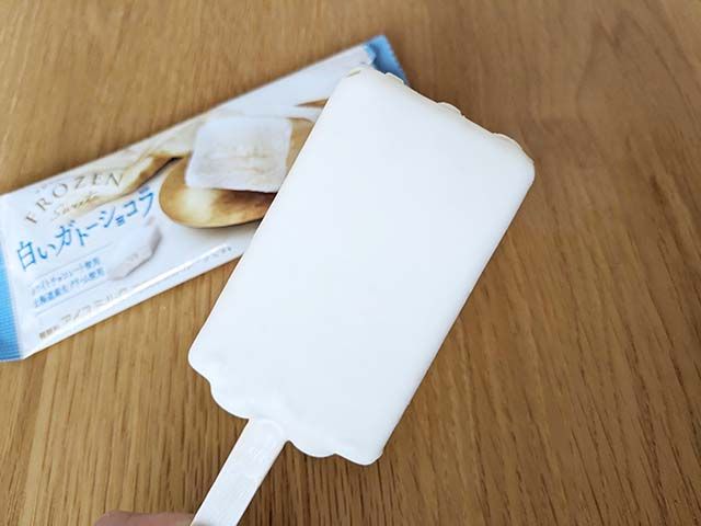 【ファミリーマート】赤城 フローズンスイーツ 白いガトーショコラ［ファミリーマート限定・数量限定］を袋から出した様子