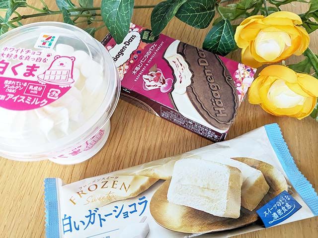 【今週食べたいアイス3選】「【セブンイレブン】７プレミアム ホワイトチョコ大好きな真っ白な白くま」「【ファミリーマート】赤城 フローズンスイーツ 白いガトーショコラ［ファミリーマート限定・数量限定］」「【ハーゲンダッツ クリスピーサンド】木苺とバニラのパフェ」がテーブルに並んでいる様子
