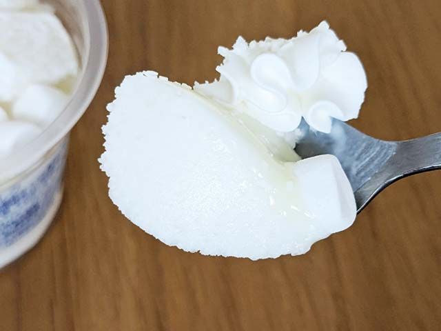 【セブンイレブン】「７プレミアム ホワイトチョコ大好きな真っ白な白くま」をスプーンですくった様子