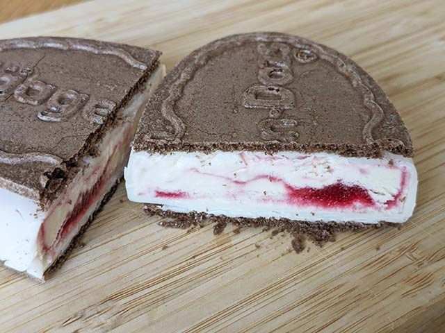 【ハーゲンダッツ クリスピーサンド】「木苺とバニラのパフェ」断面