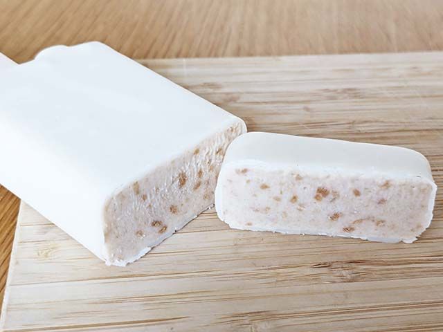 【ファミリーマート】赤城 フローズンスイーツ 白いガトーショコラ［ファミリーマート限定・数量限定］断面