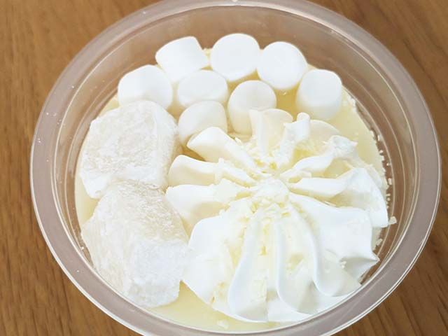 【セブンイレブン】「７プレミアム ホワイトチョコ大好きな真っ白な白くま」のフタを開けた様子