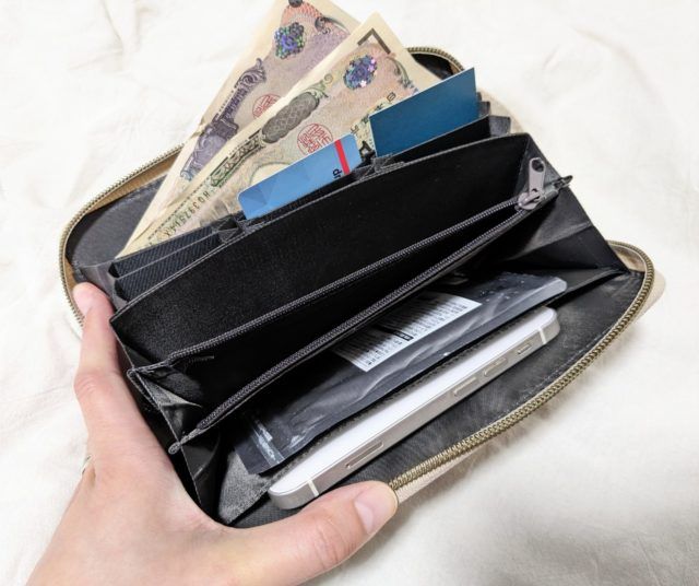 財布を開いてものを入れたところ