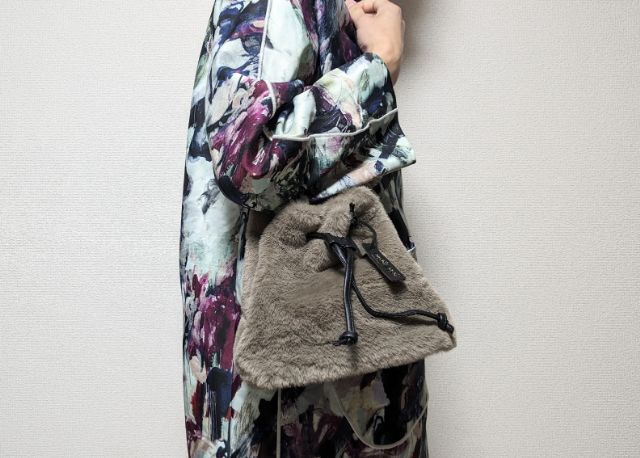 バッグを手に持ったところ