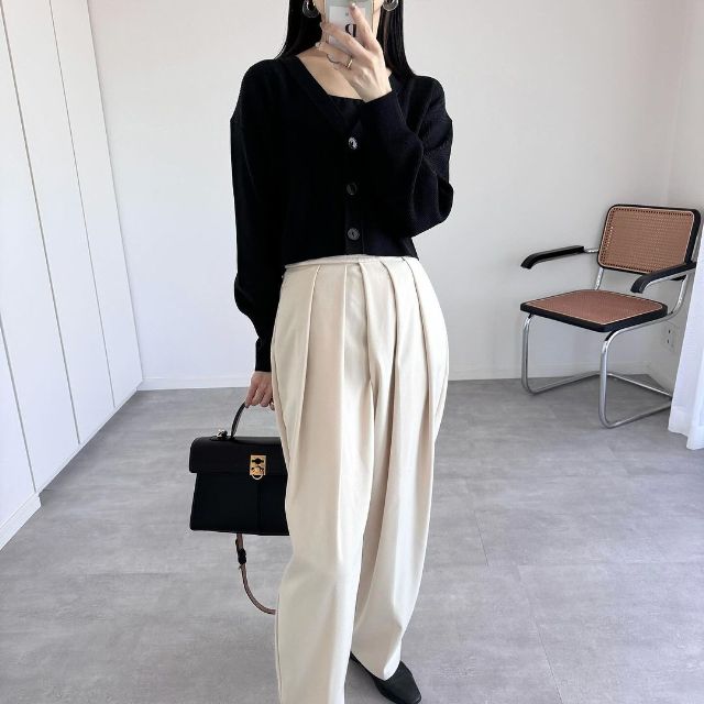 黒のウォッシャブルクロップドカーディガンと白のパンツの全身コーデ
