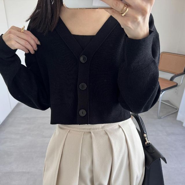 黒のウォッシャブルクロップドカーディガンを着用したコーデ