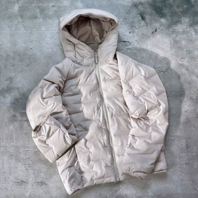 ユニクロのオフホワイトのパフテックパーカ