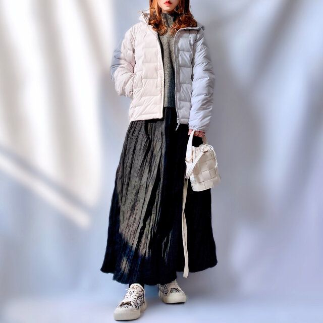 ユニクロのパフテックパーカとロングスカートにスニーカーコーデ