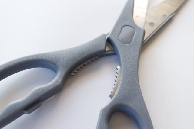 蟹のカラ割り付きのキッチンハサミ