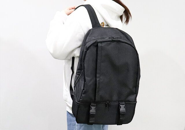 靴が入る！2層構造バックパックのサイズ感