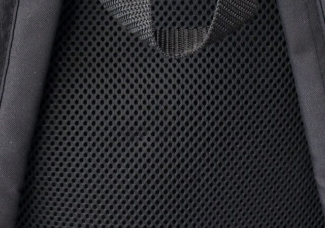 靴が入る！2層構造バックパックの背面はメッシュ生地