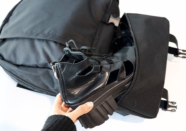 靴が入る！2層構造バックパックの下部分は靴も入る