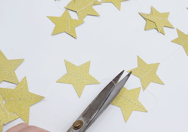 キャンドゥのグリッターチェーン スターをカットする様子