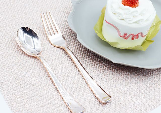キャンドゥのスプーン 4P シャインカラーとフォーク 4P シャインカラーを並べた様子