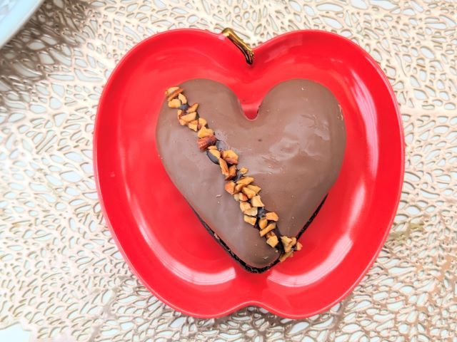 皿の上に「ハートショコラ レ」