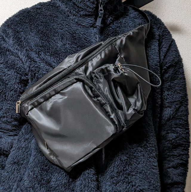 バッグを肩にかけたところ