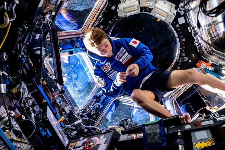 NASAの施設「キューポラ」での前澤友作