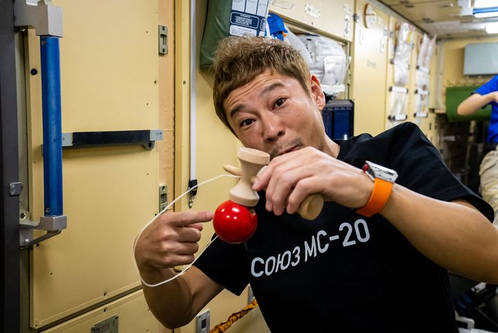 けん玉チャレンジをする前澤友作