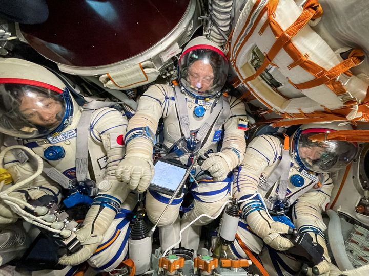 ソユーズ宇宙船MS-20の「帰還モジュール」内での訓練の様子