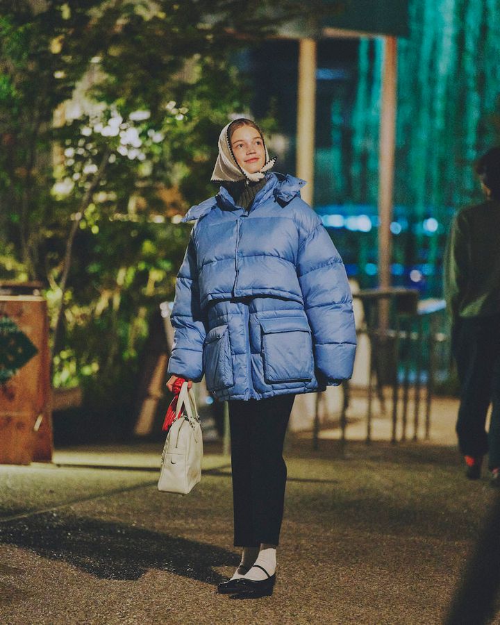 【気温0度の服装】“ダウン”を使った防寒コーディネート8選。2024年は何色が正解？