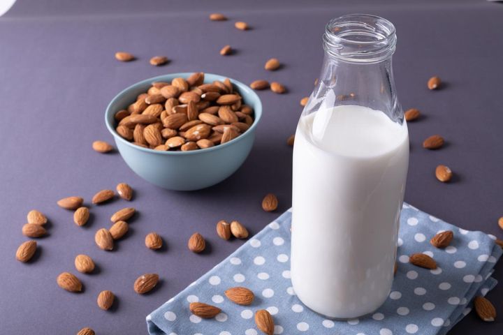 画像: ベースはアーモンドミルクや豆乳に