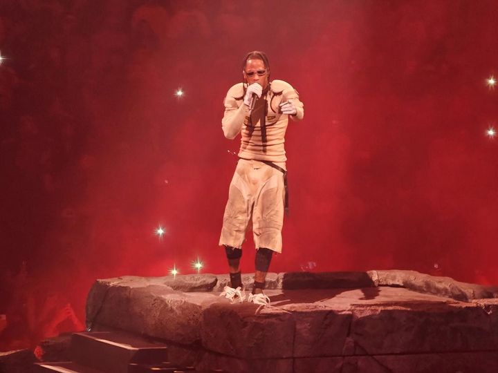 画像: トラヴィス・スコットが清掃員に太っ腹な対応