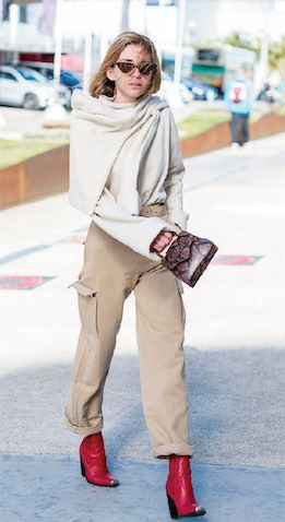 「同じ素材を重ねて立体的に」アシンメトリーな巻き方でモードっぽく。ニットを左右非対称に肩に巻いてエッジイな装いに。同色を2枚重ねて厚みを出すことで、膨張して見えやすい白のニットに立体感が生まれてグッとバランスよく。