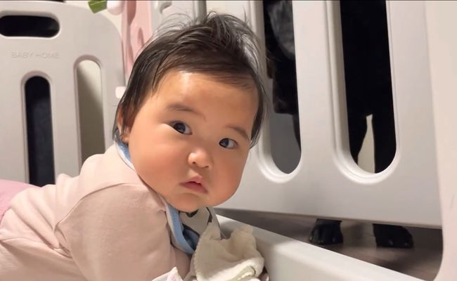 赤ちゃんがベビーサークルで泣いていると、まさかの神対応