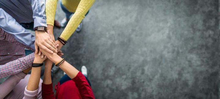 手の重ねて団結するチーム