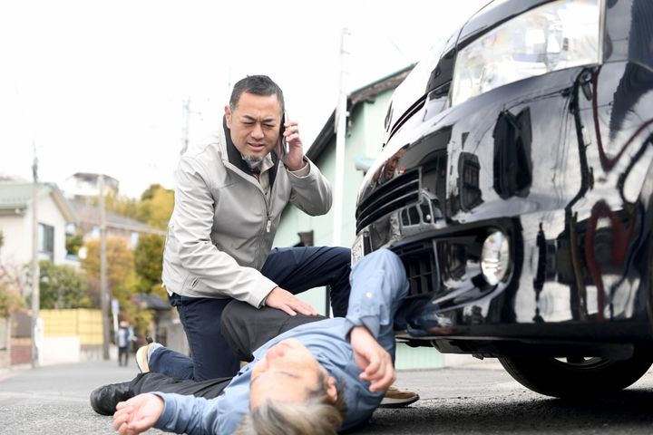 交通違反の歩行者を車ではねた場合の法的責任は？