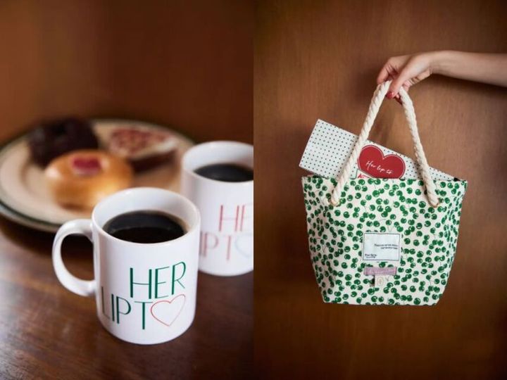 画像: 【Her lip to】＜左から＞「Share The Love Mug」¥2,200（税込）、「HLT Cherry Tote Bag」¥4,950（税込） 出典：Her lip to