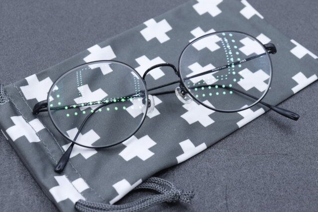 ダイソーのらくらくめがね拭きポーチでメガネをきれいに