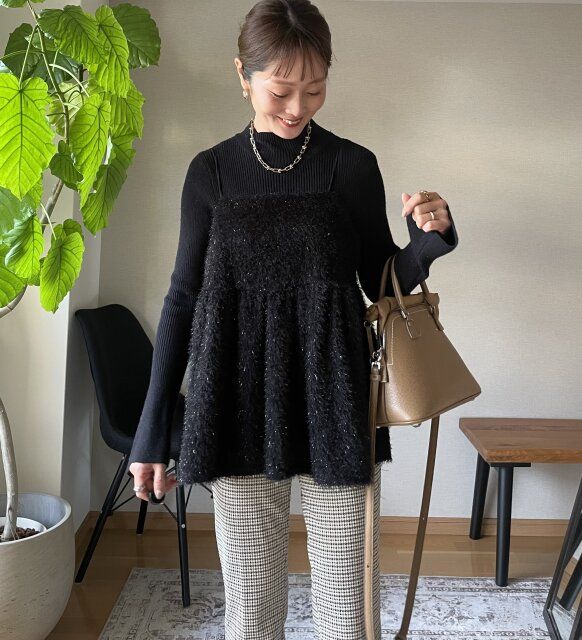 GRLのフレアニットと黒のキャミソール