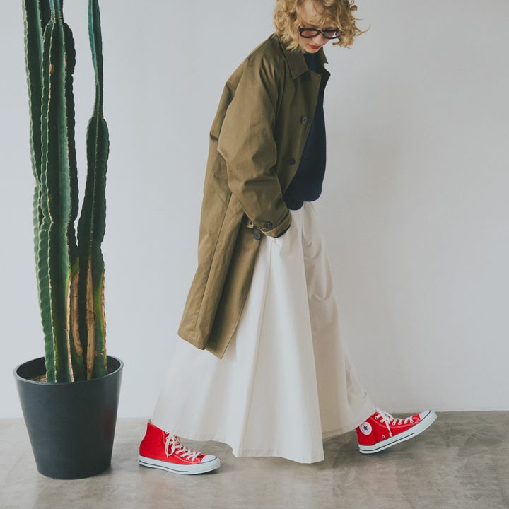 白のロングスカートは、カーキのコート×ハイカットスニーカーでラフに着こなして！【マイスタンダードブック】