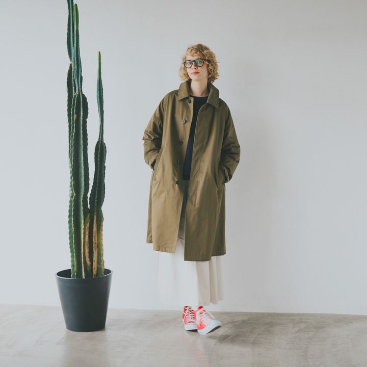 白のロングスカートは、カーキのコート×ハイカットスニーカーでラフに着こなして！【マイスタンダードブック】